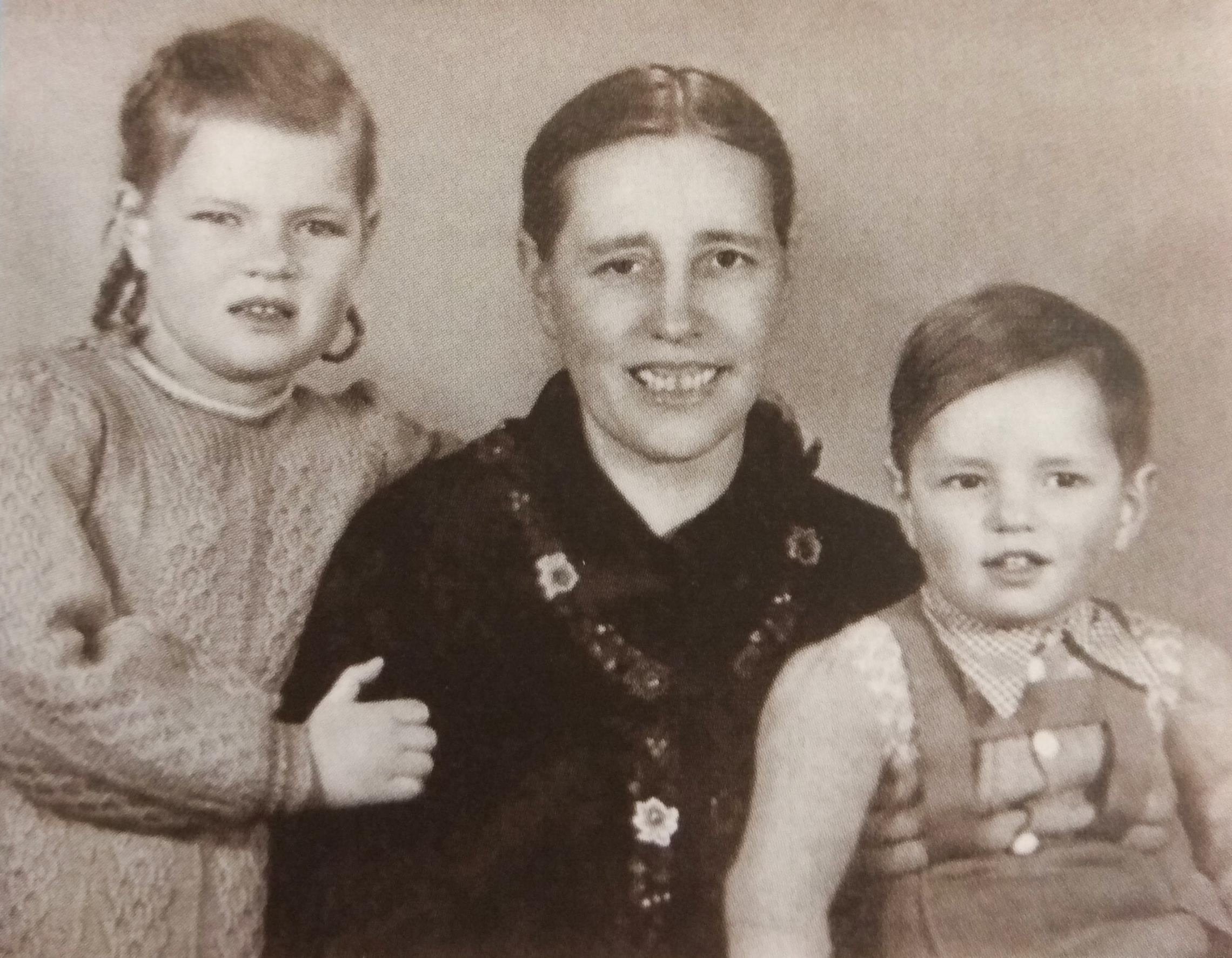 Der kleine Ludwig (rechts) mit Mutter Auguste und Schwester Maria