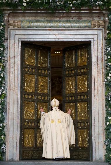 Papst Franziskus öffnet die Heilige Pforte im Petersdom (2015).