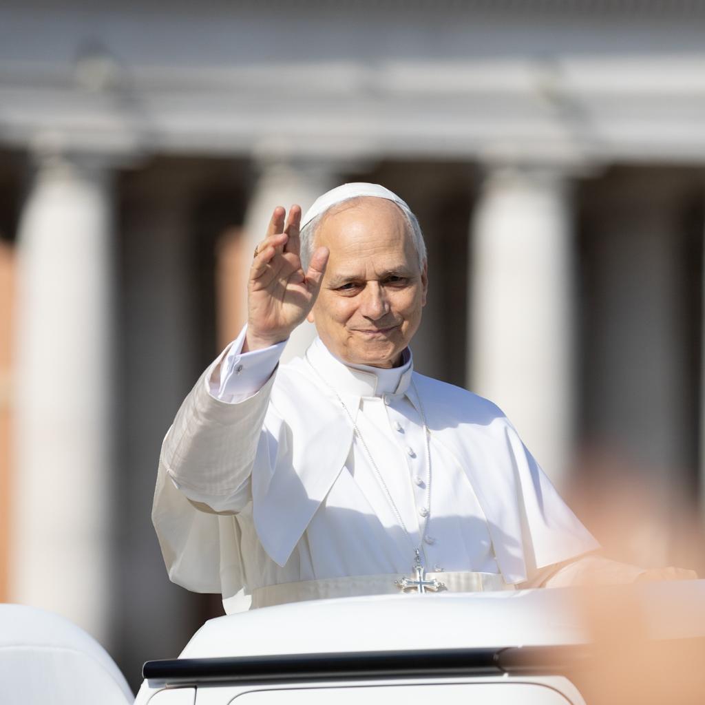 Papst Leo XIV. auf dem Papamobil