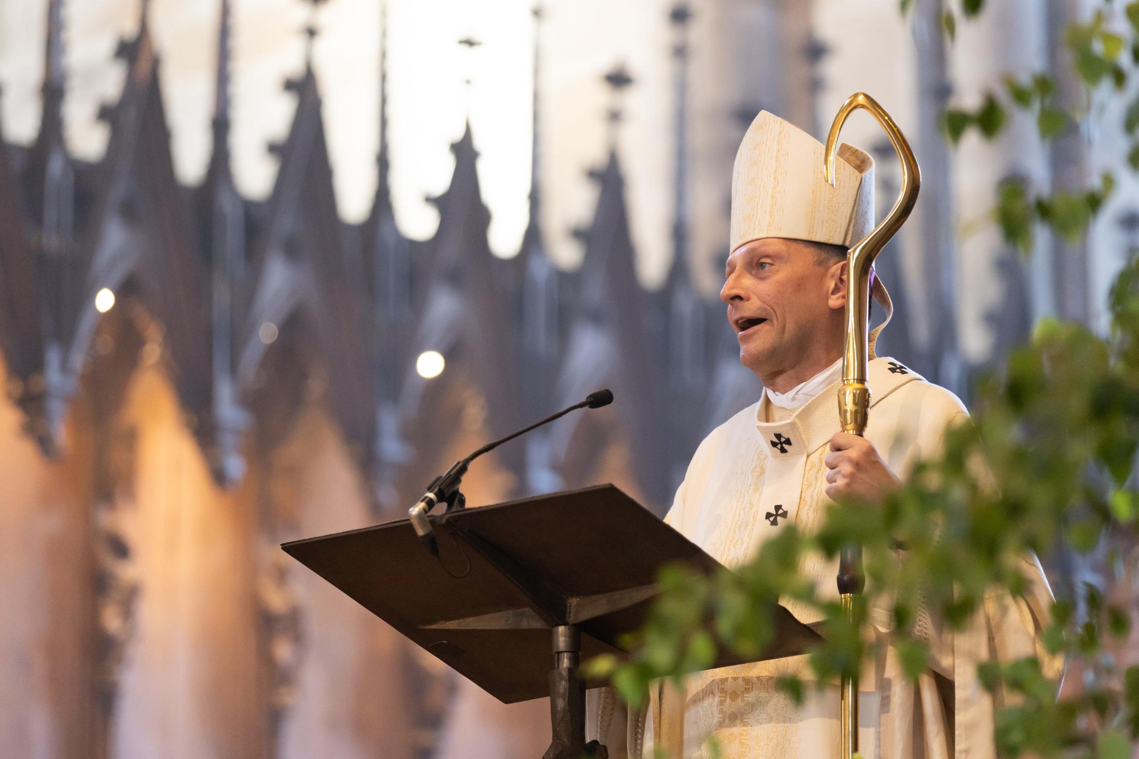 Symbolbild: Erzbischof Herwig Gössl bei der Predigt