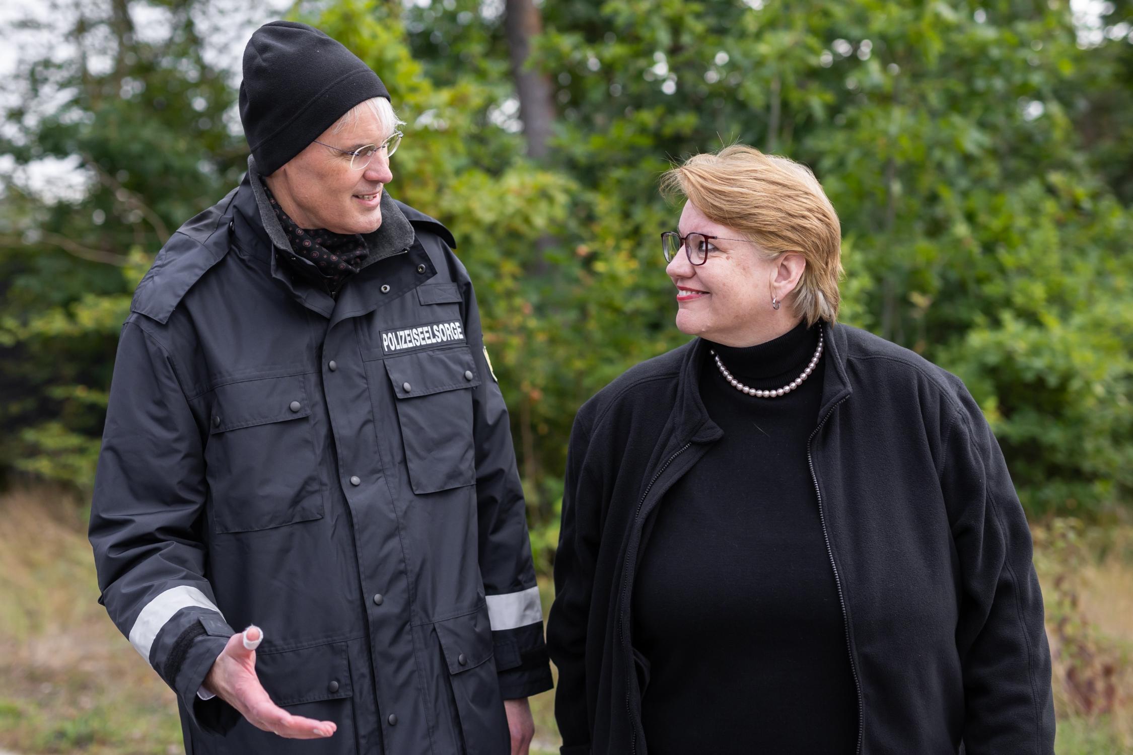 Matthias Herling, evangelisch-lutherischer Polizeiseelsorger, und Dr. Regina Postner, katholische Polizeiseelsorgerin.