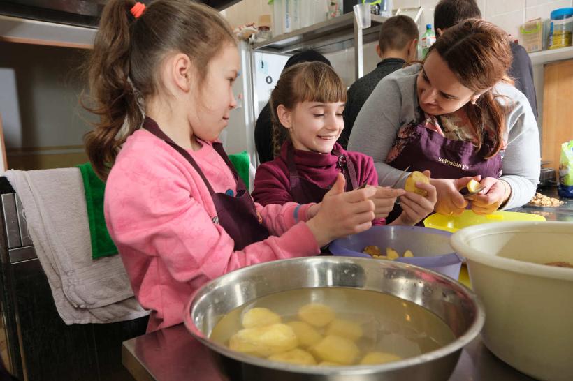 Jeden Samstag kochen die Kinder und essen anschließend gemeinsam. Das Caritas-Zentrum in der westukrainischen Kleinstadt Kolomyja ist eines von insgesamt elf Kinderzentren, die mit Hilfe der Sternsinger landesweit Kinder und Jugendliche unterstützen.